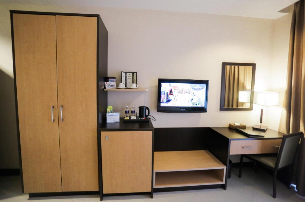 TV a/nebo společenská místnost v ubytování The Lake Hotel Tagaytay