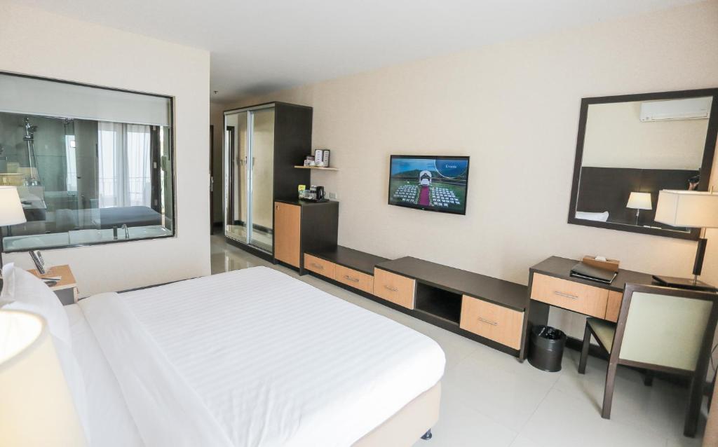 TV a/nebo společenská místnost v ubytování The Lake Hotel Tagaytay