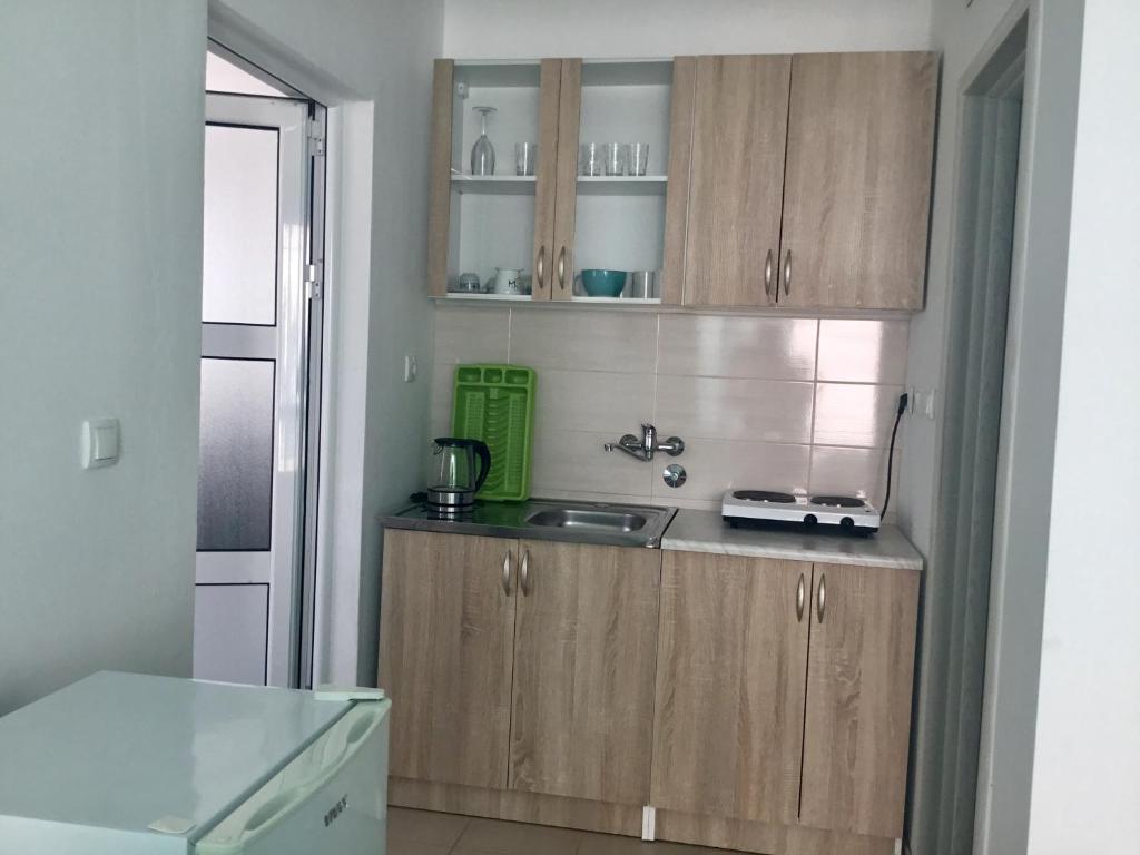 Kuchyň nebo kuchyňský kout v ubytování DK Apartmani