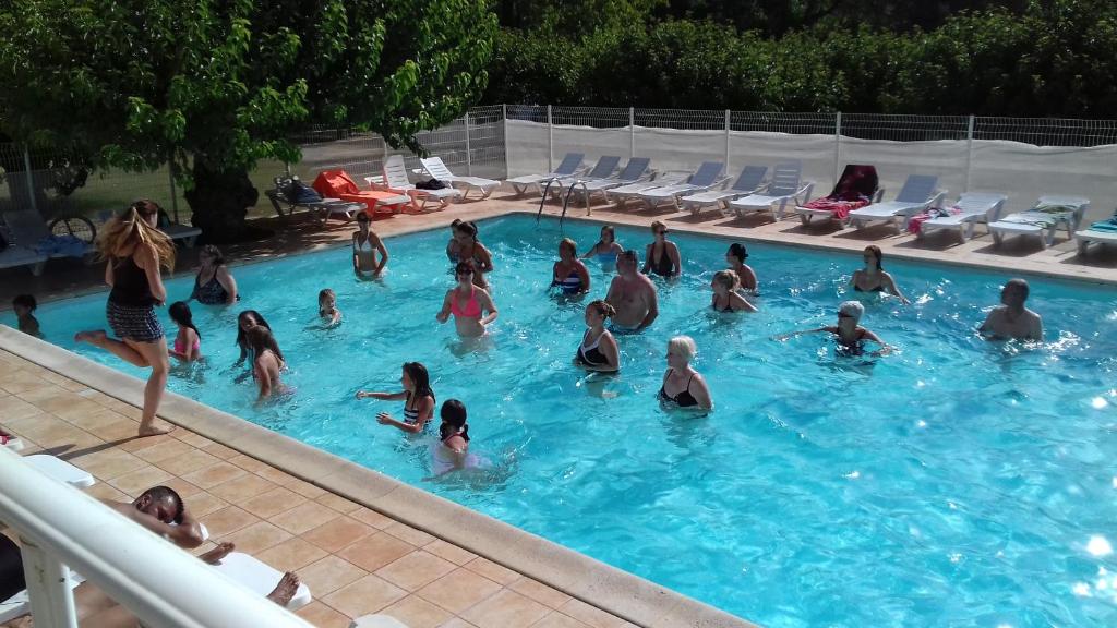 Bazén v ubytování Camping La Combe nebo v jeho okolí