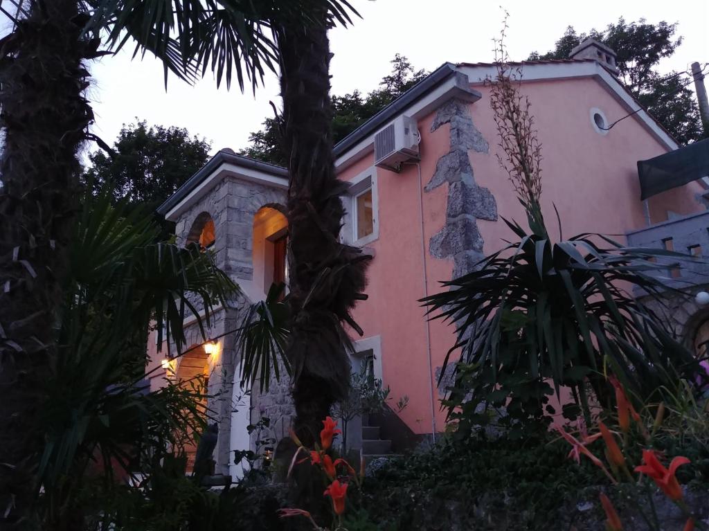 Budova, kde se vila nachází
