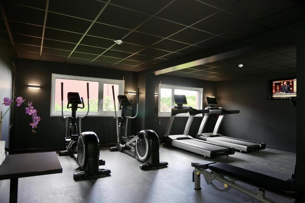 Fitness centrum a/nebo fitness zařízení v ubytování Golden Tulip Roissy Saint Witz