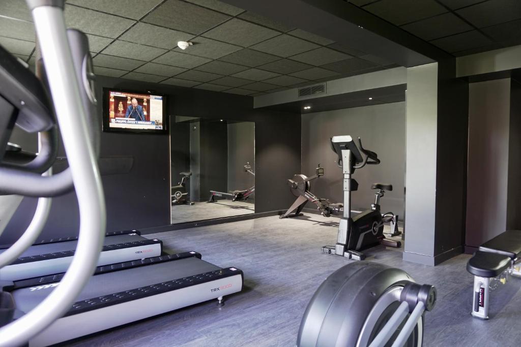 Fitness centrum a/nebo fitness zařízení v ubytování Golden Tulip Roissy Saint Witz
