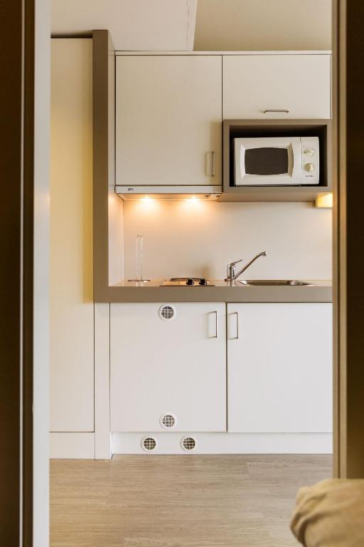 Kuchyň nebo kuchyňský kout v ubytování C-Hotels Zeegalm