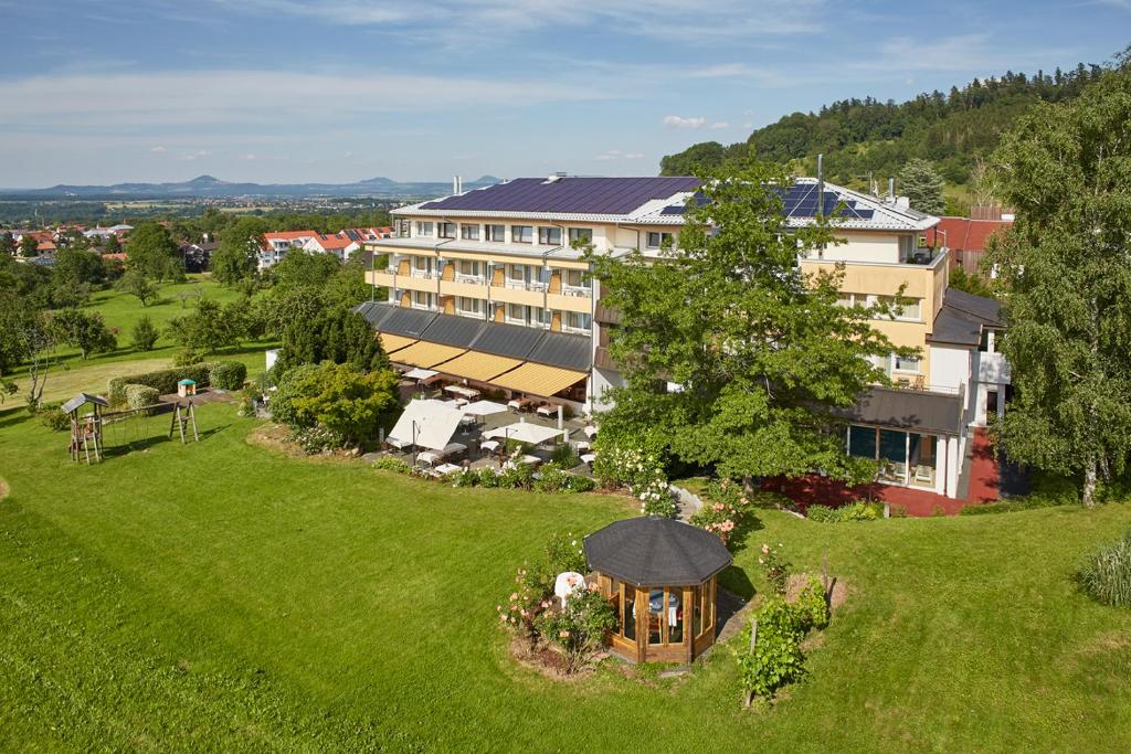eine Luftansicht eines Hotels auf einem grünen Feld in der Unterkunft Badhotel Restaurant Stauferland in Bad Boll