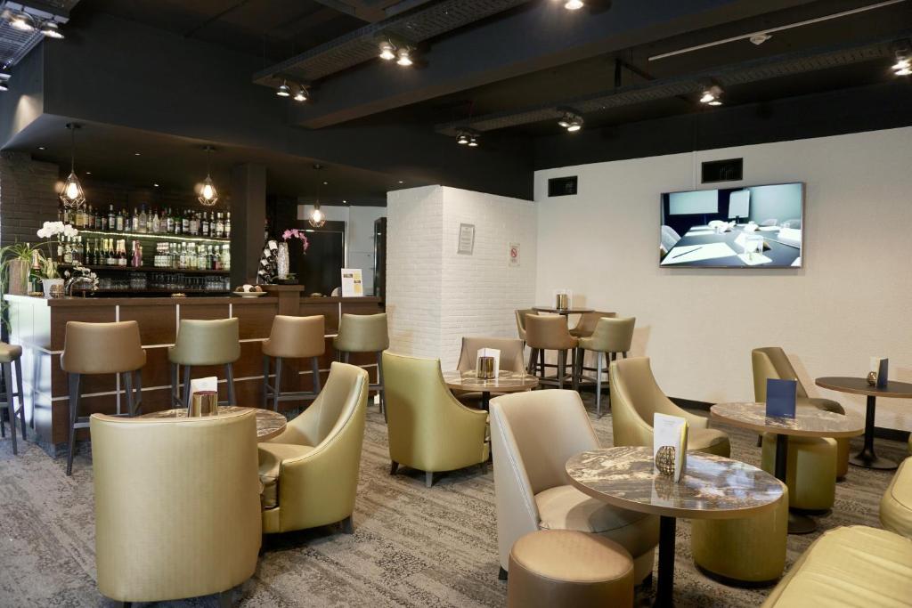 TV a/nebo společenská místnost v ubytování Golden Tulip Roissy Saint Witz