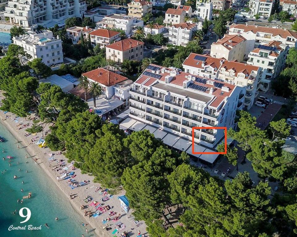 uma vista aérea de um resort com uma praia e edifícios em Apartman Bella em Makarska