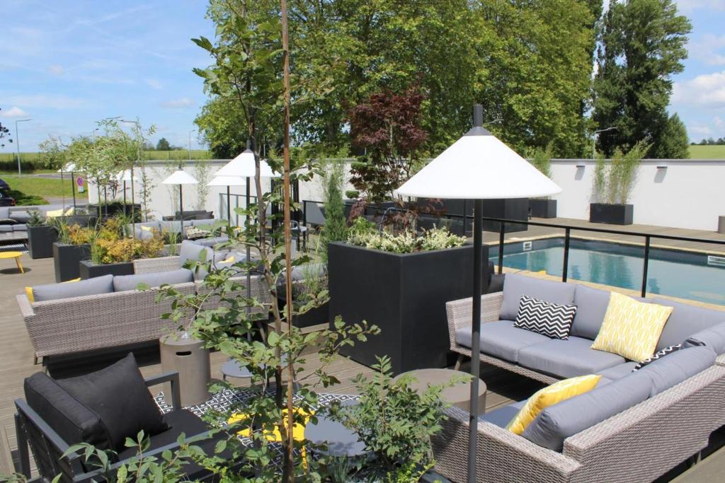 Bazén v ubytování Golden Tulip Roissy Saint Witz nebo v jeho okolí