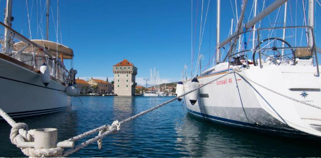 dos barcos están atracados en un puerto con un edificio en Villa Cruiser, en Marina