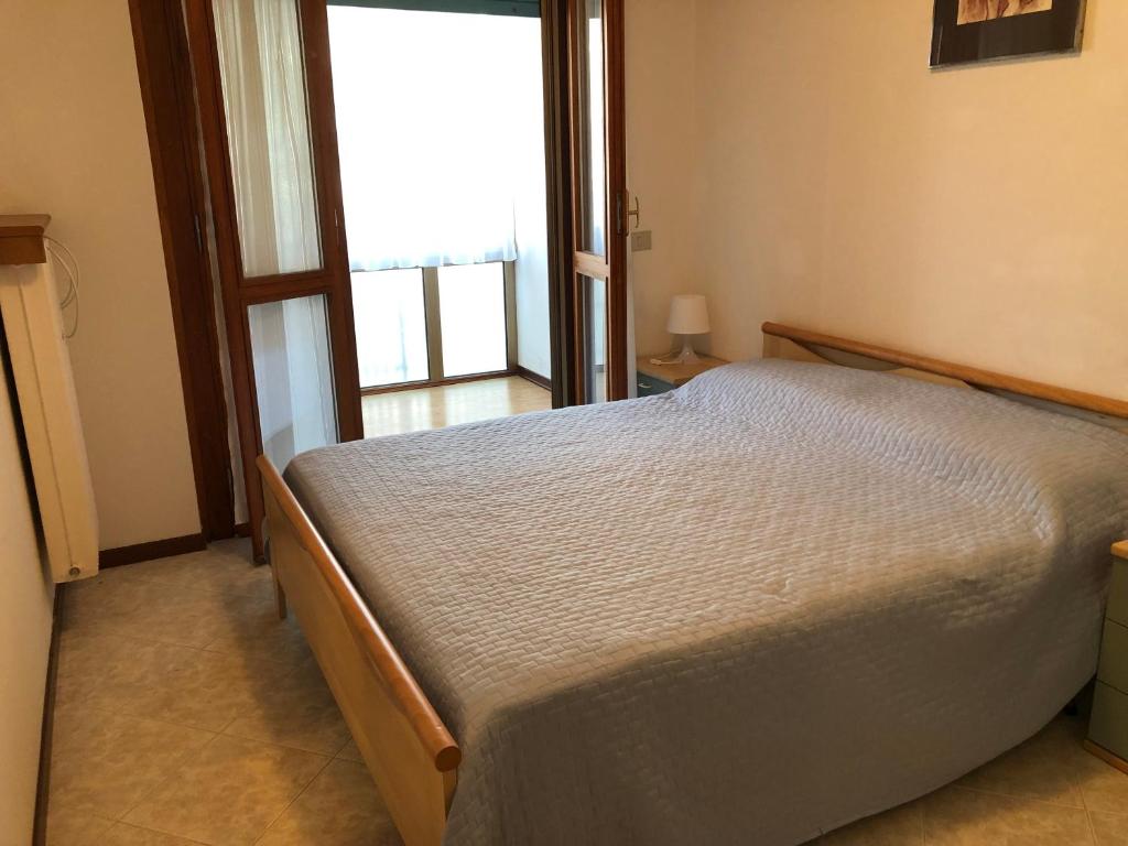 una camera con un letto e una grande finestra di Al Faro a Grado