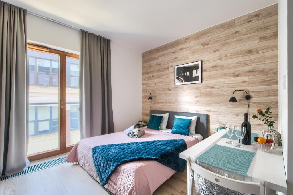 Posteľ alebo postele v izbe v ubytovaní Studio Centrum Pawia Deluxe- w studiu wentylator-fan