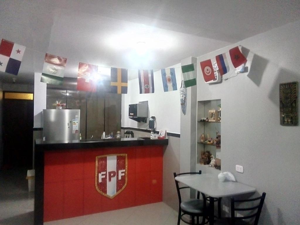 Kuchyň nebo kuchyňský kout v ubytování Sunset Hostel Airport