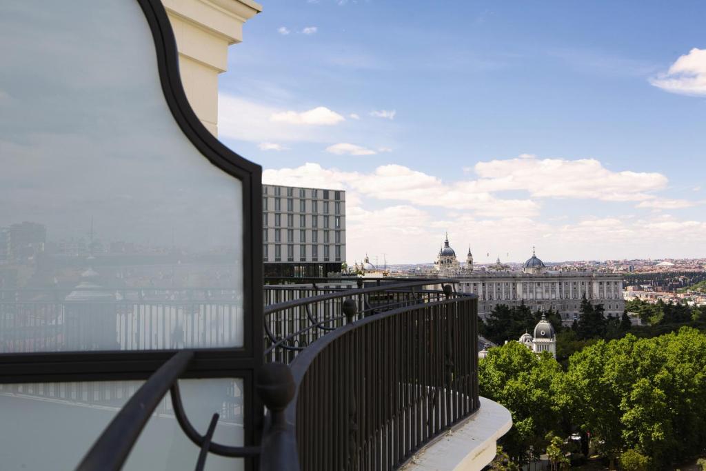 Riu Plaza Españaにあるバルコニーまたはテラス