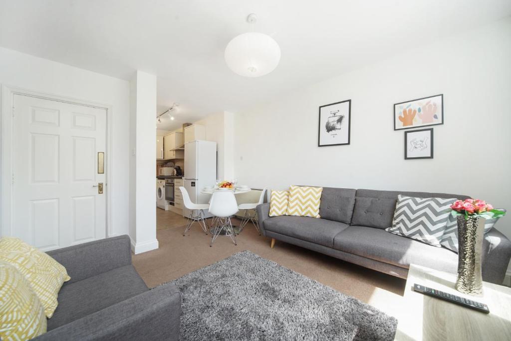 ロンドンにある2 Bed Cosy Apartment in Central London Fitzrovia FREE WIFI by City Stay Aparts Londonのリビングルーム(ソファ、テーブル付)