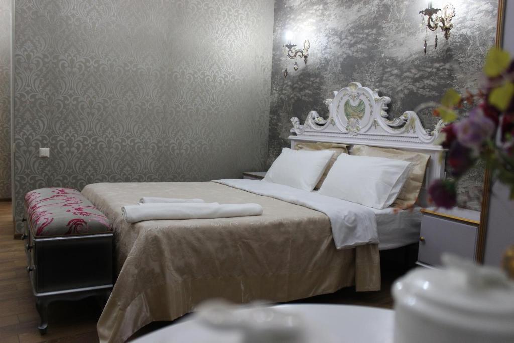 Postel nebo postele na pokoji v ubytování Borjomi Classic Hotel