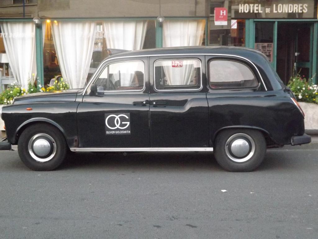 a black and white car parked on the street at Hôtel De Londres in Boulogne-sur-Mer