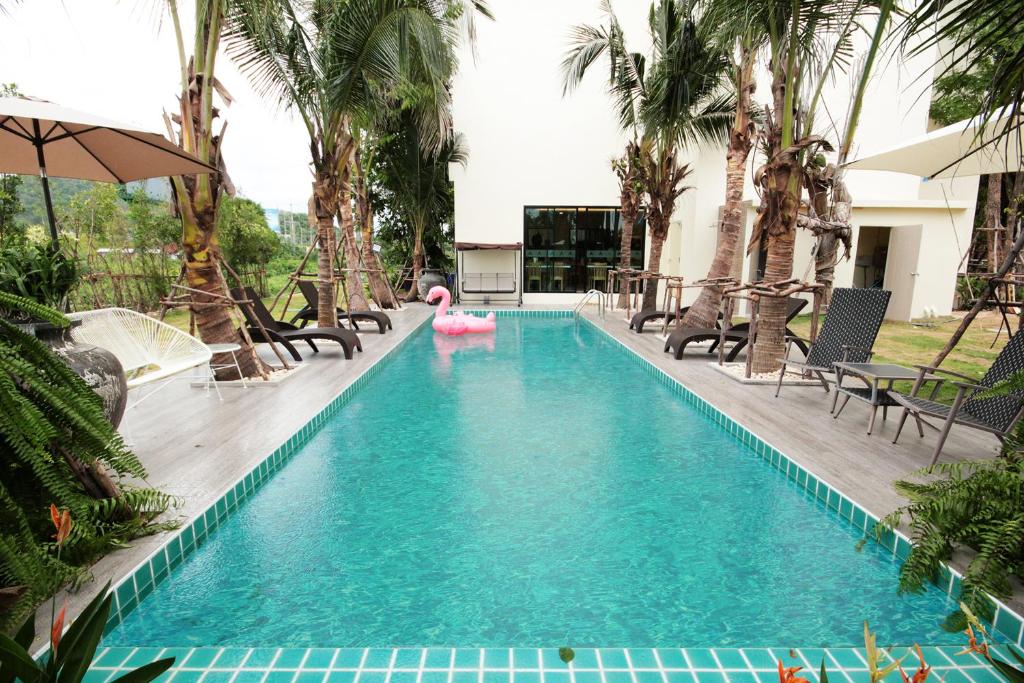 Bazén v ubytování Porestva Hotel Sriracha nebo v jeho okolí