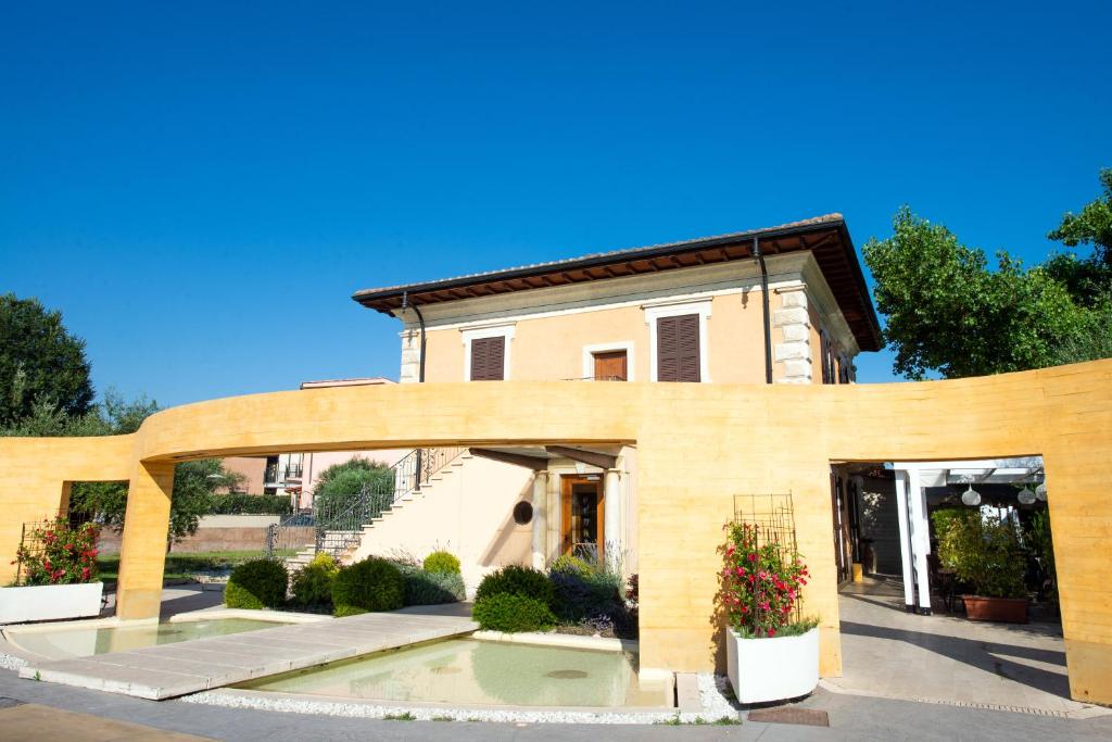 uma casa com uma piscina em frente em Villa Tivoli em Guidonia