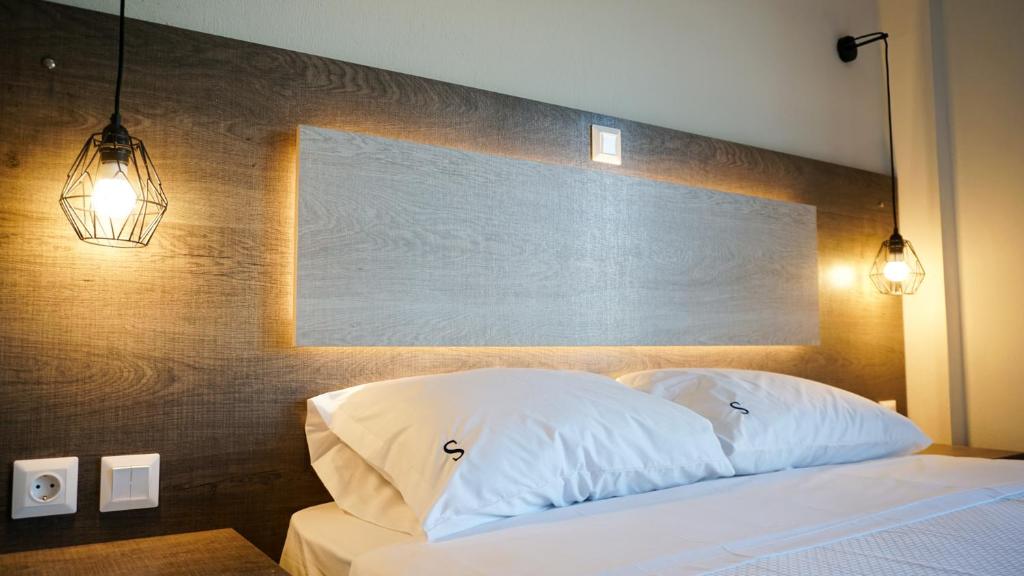 Sinodinos Deluxe Apartments - 15