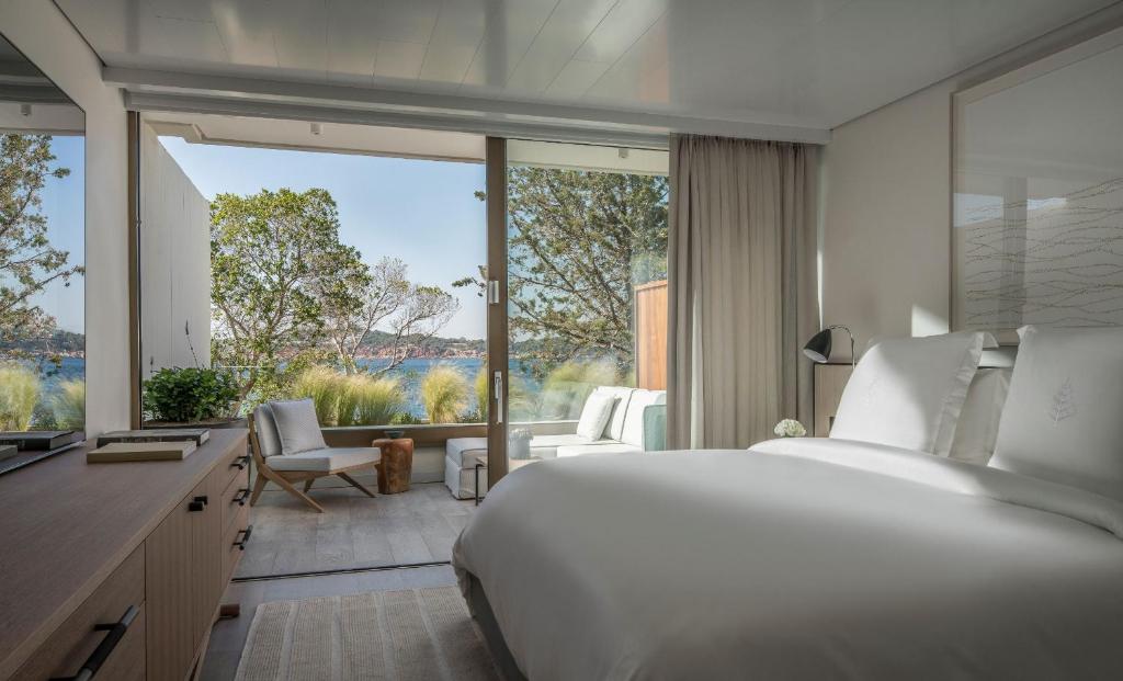 Кровать или кровати в номере Four Seasons Astir Palace Hotel Athens