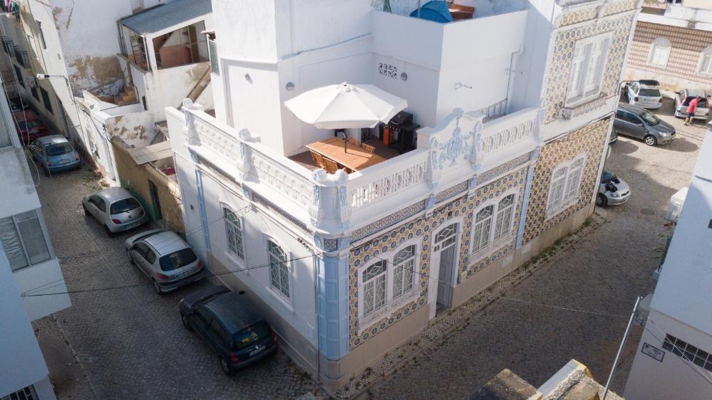 een uitzicht op een gebouw met een paraplu bij Casa das 3 Andorinhas in Olhão