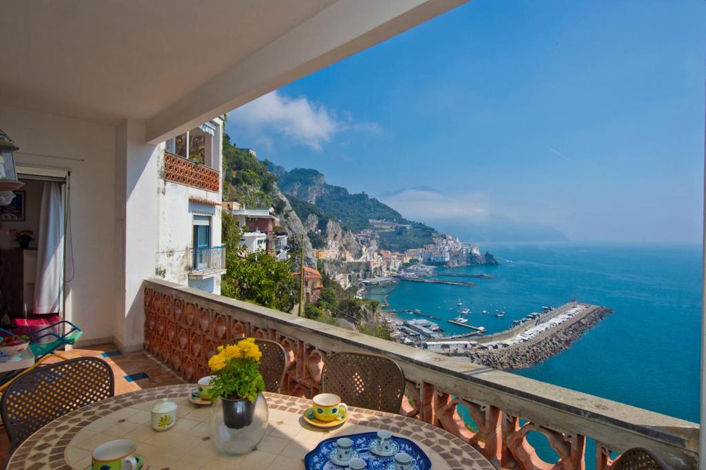 einen Balkon mit einem Tisch und Meerblick in der Unterkunft Appartamento Belvedere in Amalfi