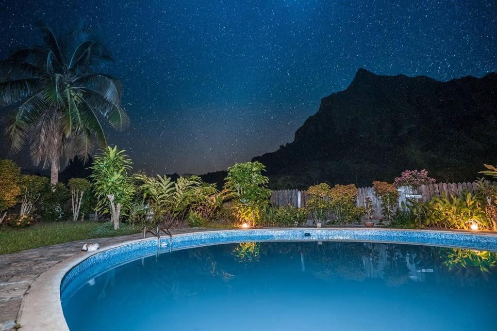 Bazén v ubytování Fare Haurevaiti Moorea nebo v jeho okolí