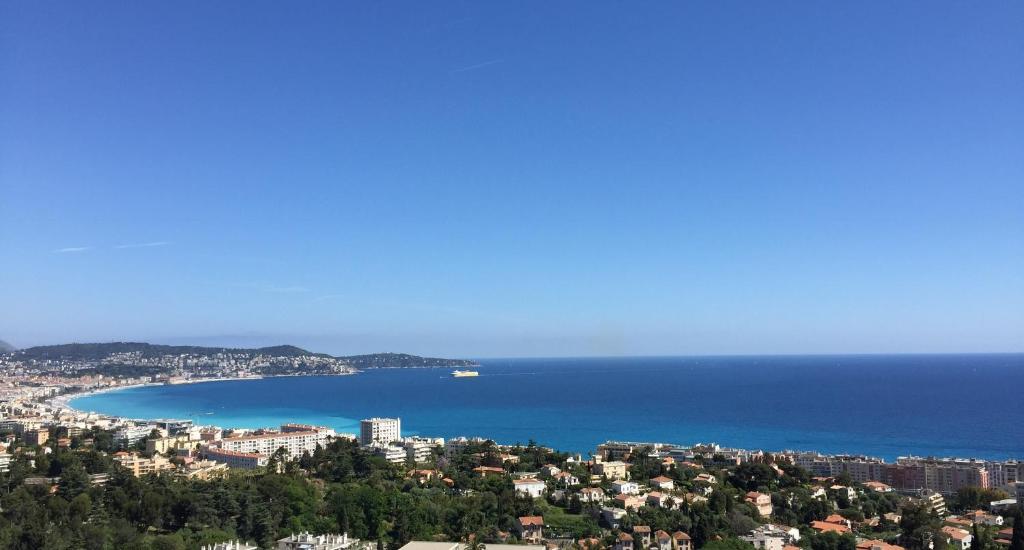 eine Luftansicht auf eine Stadt und das Meer in der Unterkunft Constellations de Fabron in Nizza