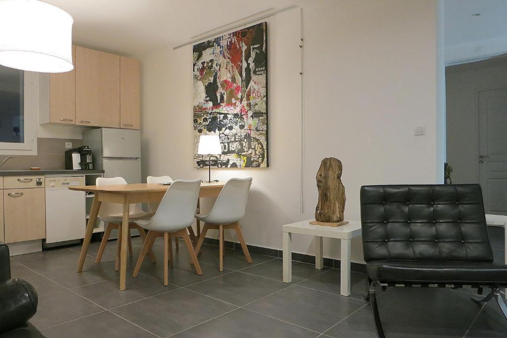 een keuken en eetkamer met een tafel en stoelen bij Art_Booking . . . by Benoit_B in Duingt