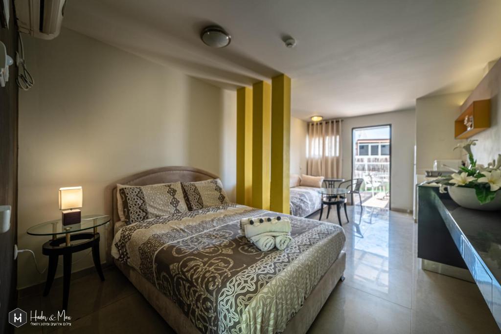 Postel nebo postele na pokoji v ubytování Classic Inn באווירה כפרית