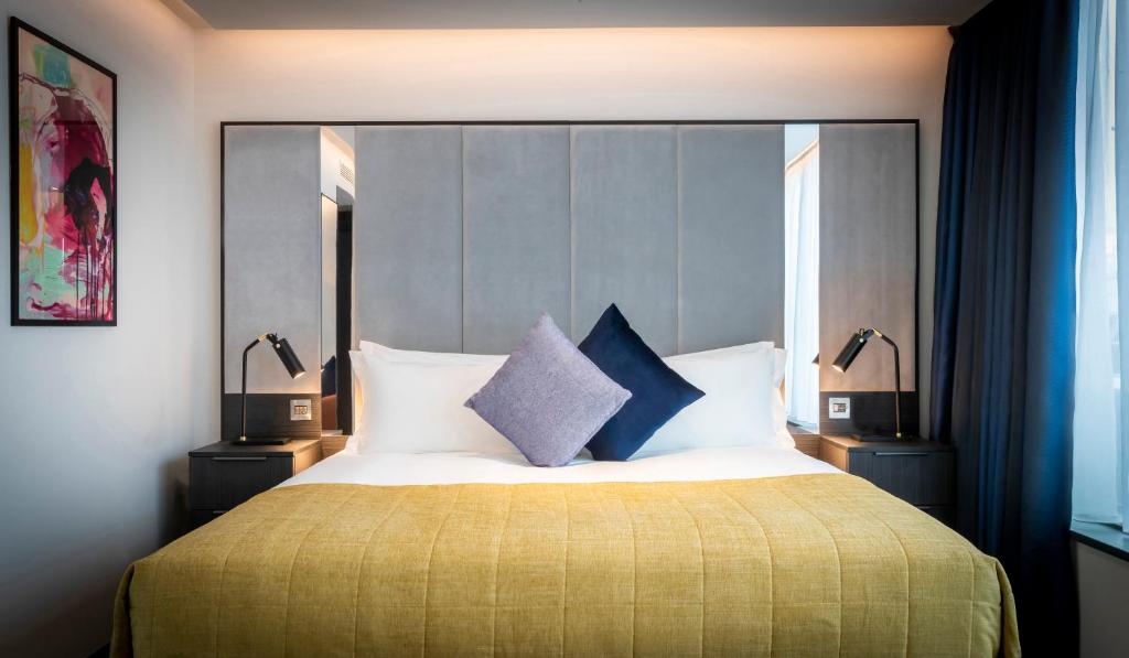 Llit o llits en una habitació de Marlin Hotel Stephens Green