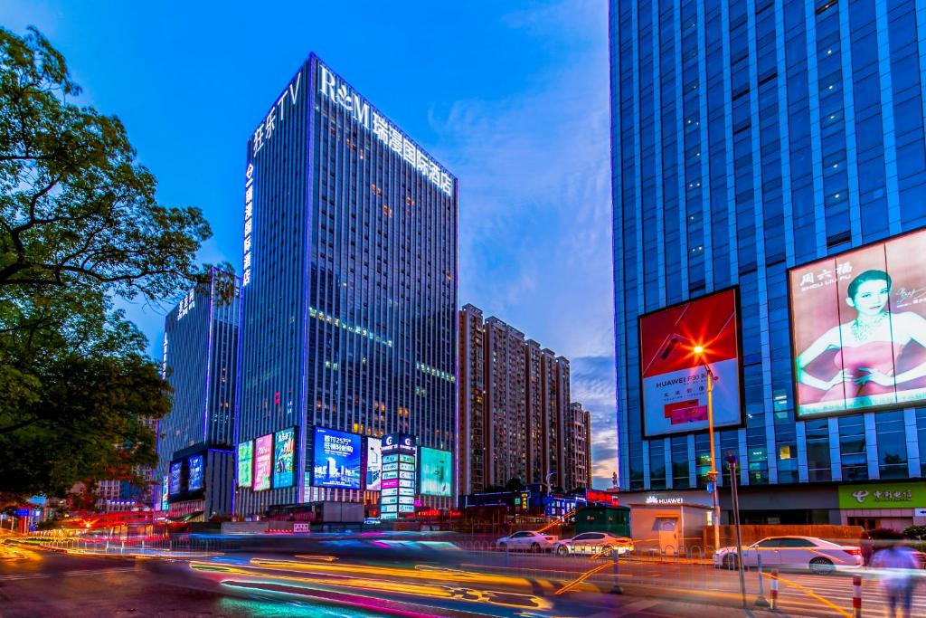 eine Stadt mit hohen Gebäuden und Autos auf einer Straße in der Unterkunft Ruiman International Hotel in Changsha