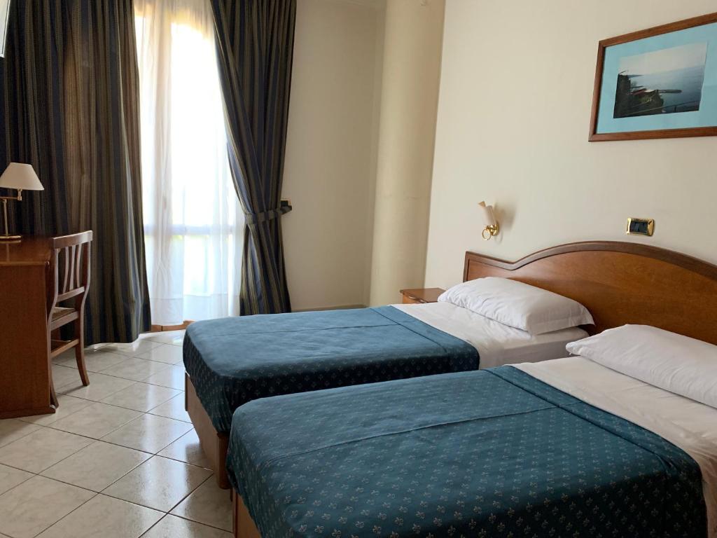 Postel nebo postele na pokoji v ubytování HR Hotel & Spa