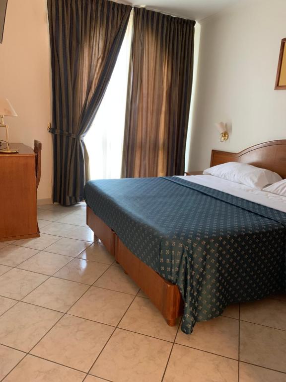 Postel nebo postele na pokoji v ubytování HR Hotel & Spa