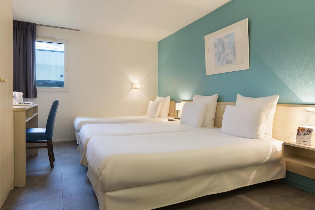 Postel nebo postele na pokoji v ubytování Comfort Hotel Orleans Saran