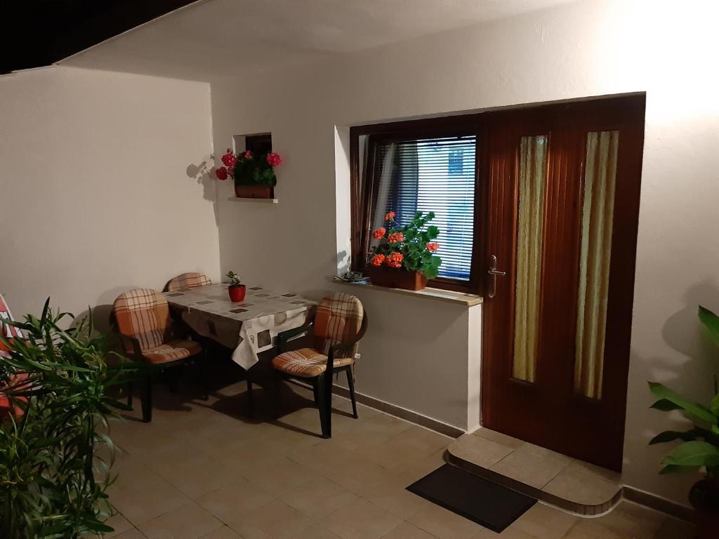 Posedenie v ubytovaní House Osana