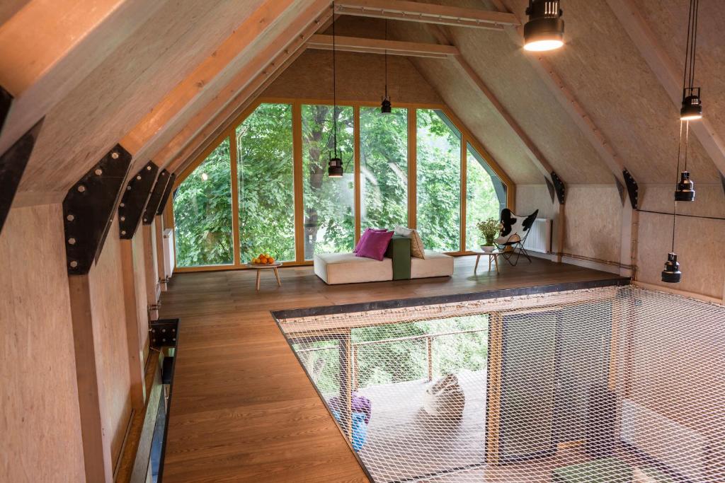 a large room with a bird cage in a tiny house at Pensiunea Atra Doftana in Teşila
