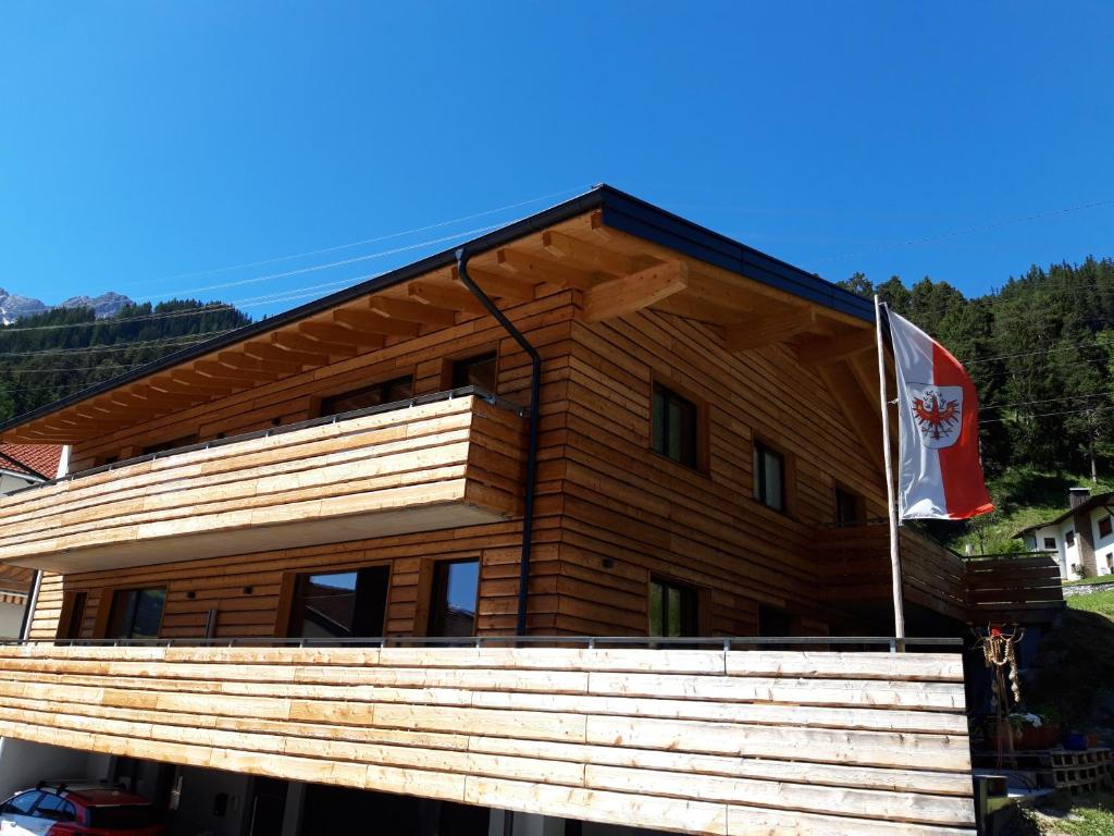 dom z flagą z przodu w obiekcie Haus Riefli- Monique w mieście Sankt Anton am Arlberg