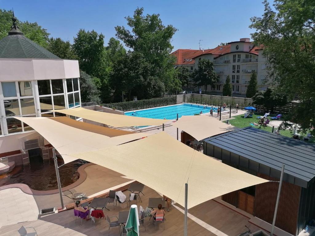 Bazén v ubytování Hotel Barátság nebo v jeho okolí