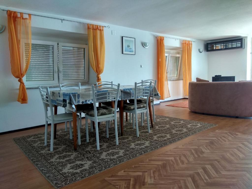 Posedenie v ubytovaní Apartments Grkinić