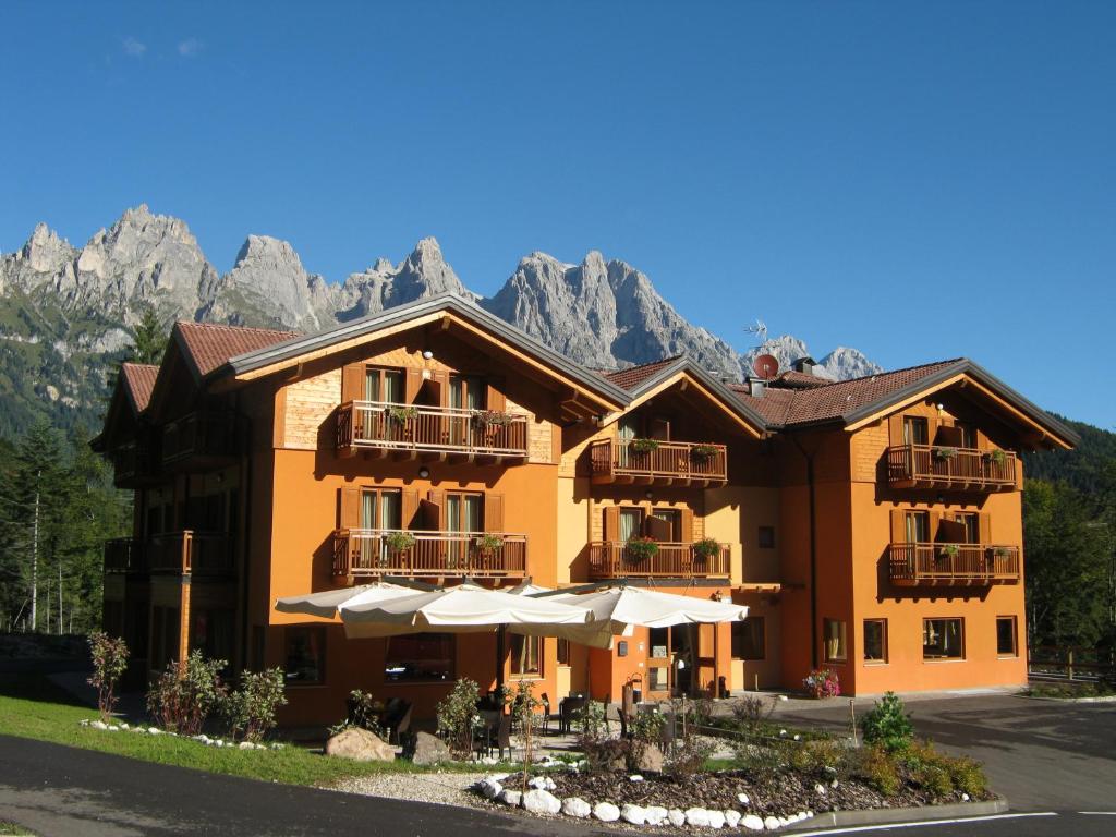 Nespecifikovaný výhled na hory nebo výhled na hory při pohledu z hotelu