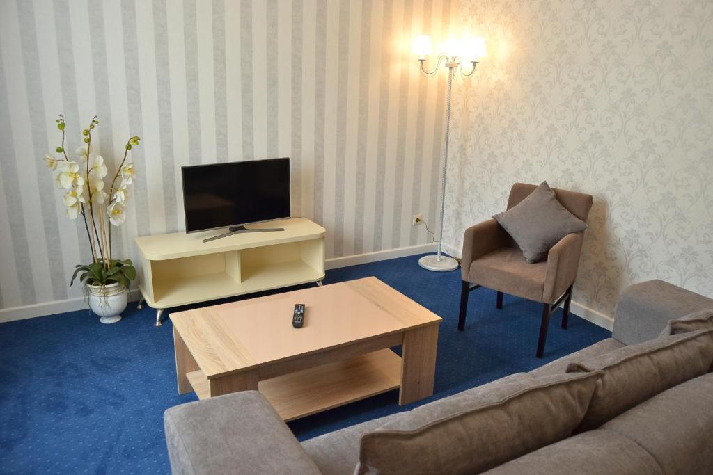 TV a/nebo společenská místnost v ubytování Hotel Ajur