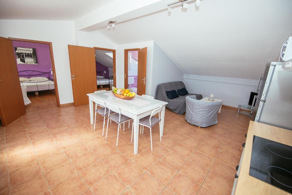 Kuchyňa alebo kuchynka v ubytovaní Apartmani Maksan