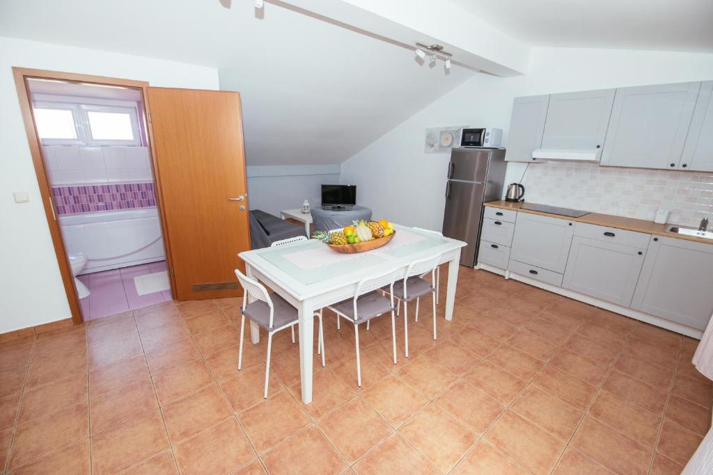 Kuchyňa alebo kuchynka v ubytovaní Apartmani Maksan