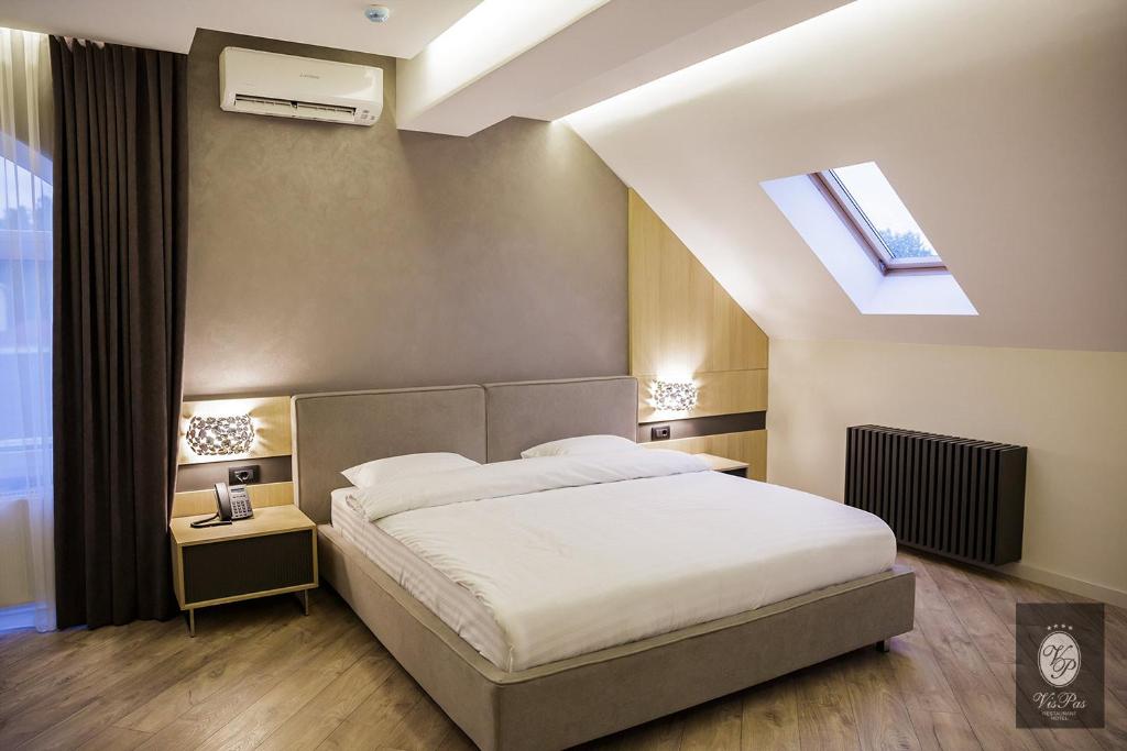 Postel nebo postele na pokoji v ubytování VisPas Hotel