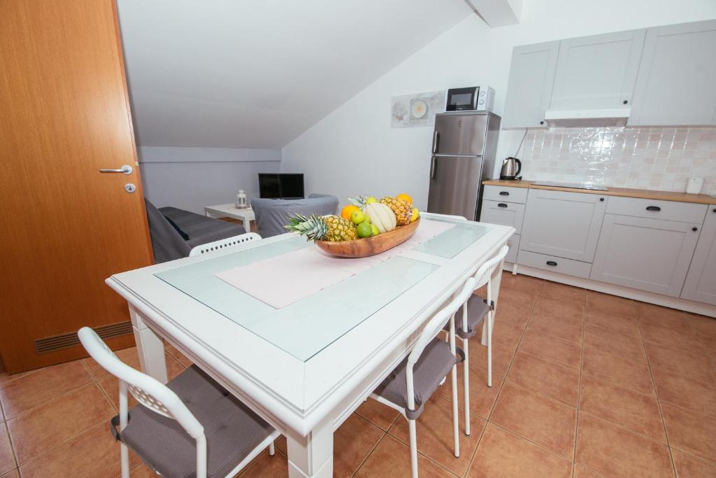 Kuchyňa alebo kuchynka v ubytovaní Apartmani Maksan