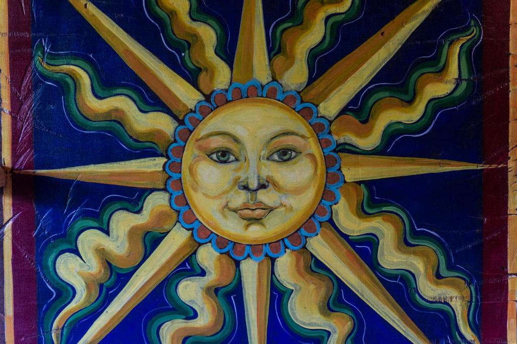 un dipinto del viso del sole su un muro di Agriturismo Mezzaluna a Málchina