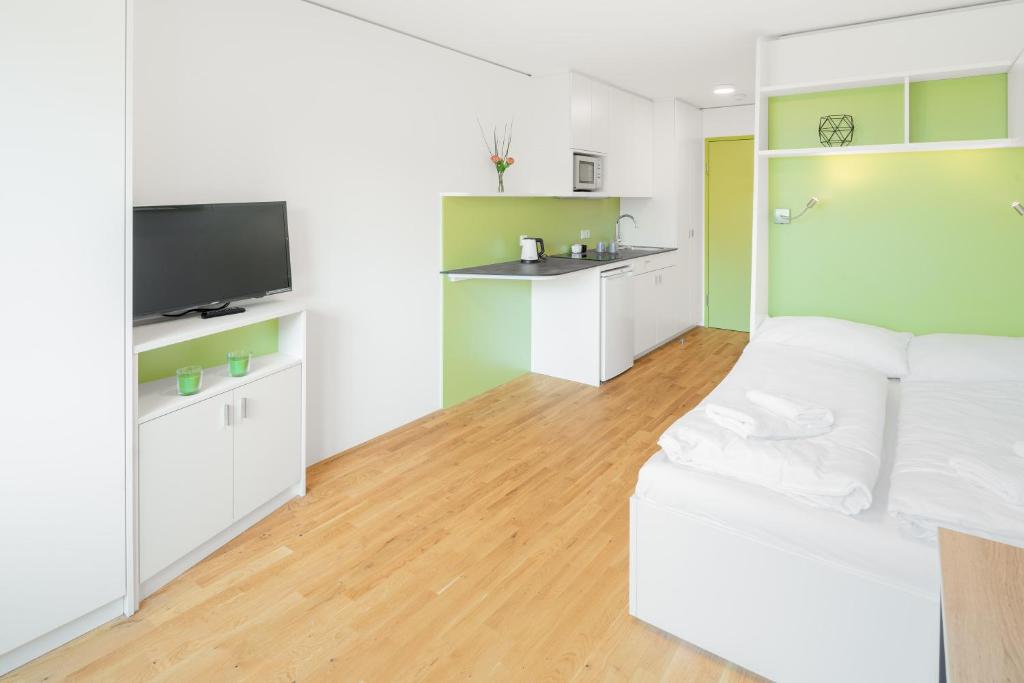 TV a/nebo společenská místnost v ubytování myNext - Hotel Leo