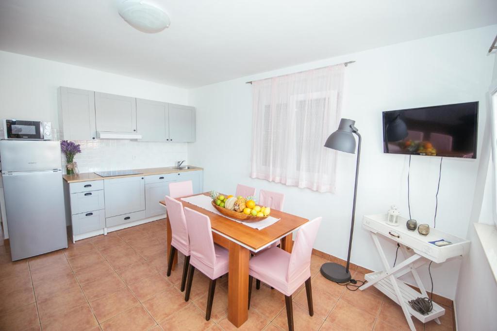 Kuchyňa alebo kuchynka v ubytovaní Apartmani Maksan