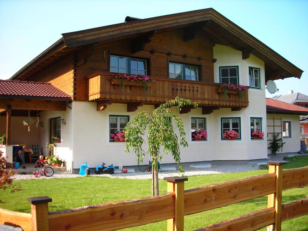 ein Haus mit einem Zaun davor in der Unterkunft Ferienhaus Flatscher in Lofer